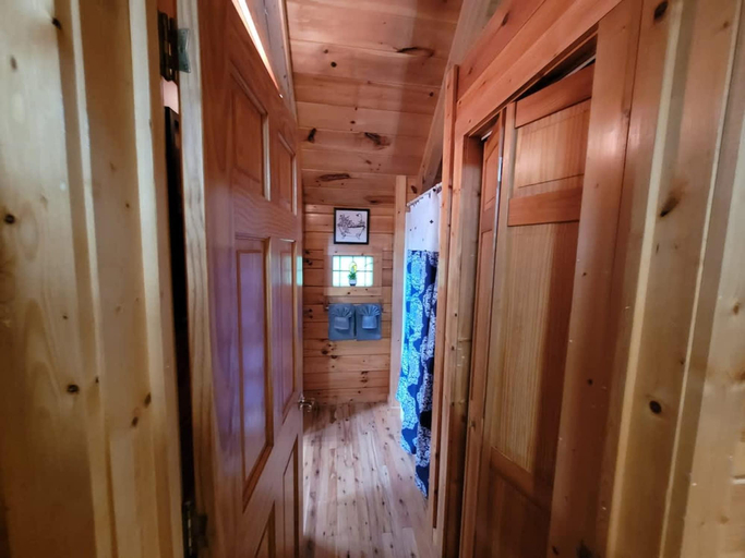 Room 5, Private Studio Log Cabin Hot Tub Fireplace Relax, Sevier