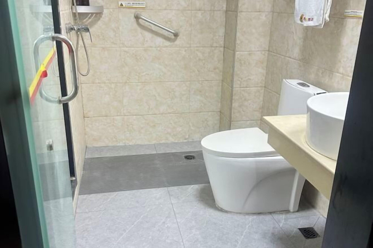 Bathroom 3, Super 8 Hotel (Zhenhua Shopping Center, Liaocheng Development Zone), Liaocheng