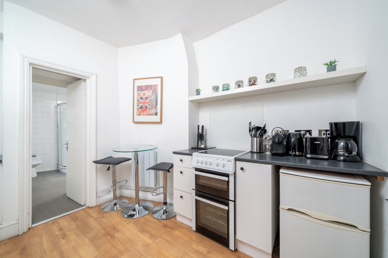 Others 4, Spacious Studio Apartment Soho Square, London
