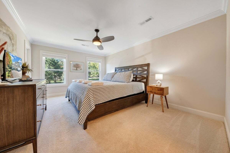 Room 3, Lake Paradiso - Lakefront Home With Private Dock, Bedford