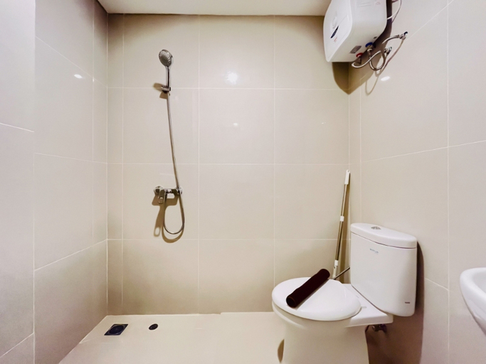 Bathroom 2, Pleasurable Studio Apartment Podomoro City Deli Medan By Travelio, Medan
