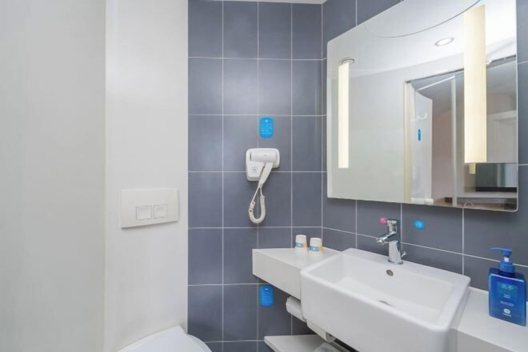 Bathroom 3, HanTing Hotel (Shanghai Hongqiao Railway Station), Shanghai