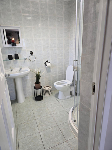 Bathroom 2, Abbey Lodge