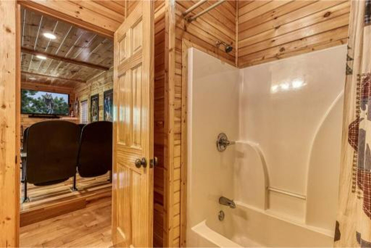 Room 5, Day Dreamer Cabin With Views by Beyond Expectations, Sevier