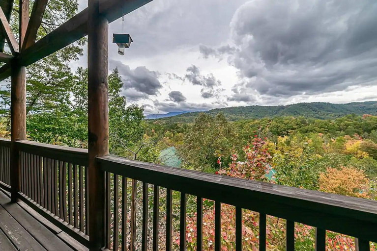 Room 3, Joes Place Cabin by Beyond Expectations With Hot Tub, Sevier