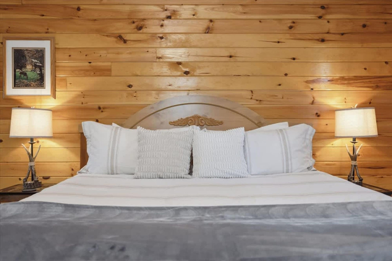 Room 3, A Dream Romance Cabin by Beyond Expectations With Hot Tub, Sevier