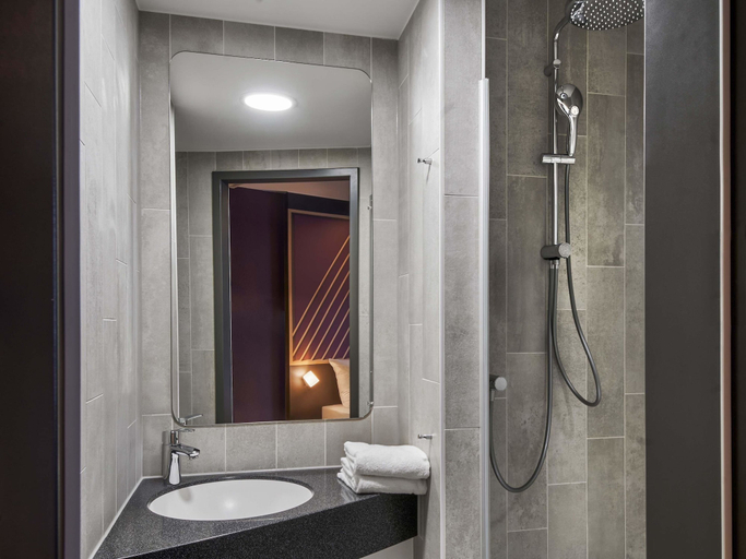 Bathroom 4, B&B HOTEL Frankfurt-Messe, Frankfurt am Main