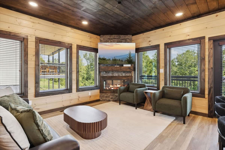 Room 5, Peak Overlook by Beyond Expectations Mountain Retreat With Hot Tub, Sevier
