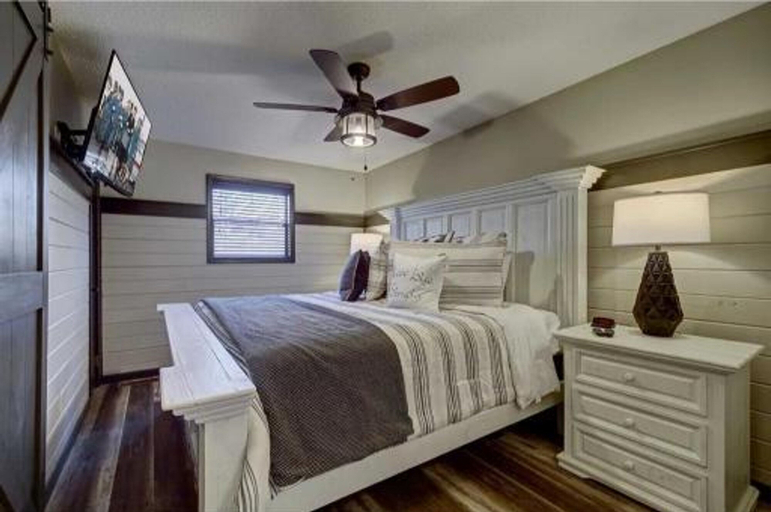 Room 2, Emmas Rare Find by Beyond Expectations Cabin With Hot Tub, Sevier