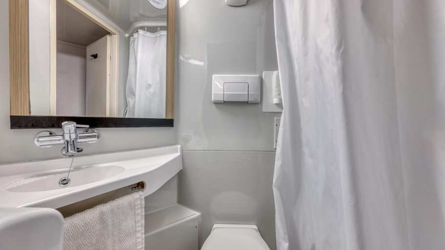 Bathroom 5, Premiere Classe Bordeaux Sud - Villenave d'Ornon, Gironde