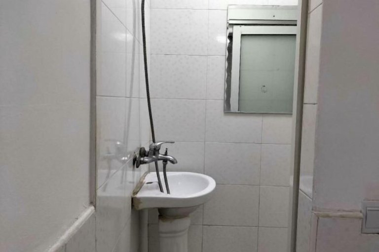 Bathroom 3, Zhenghong Hostel, Shanghai
