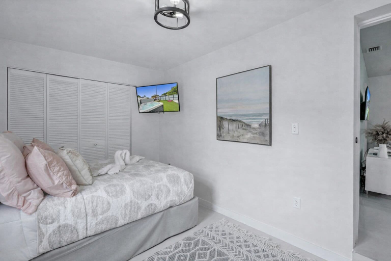 Room 5, The Island Shoes, Miami-Dade