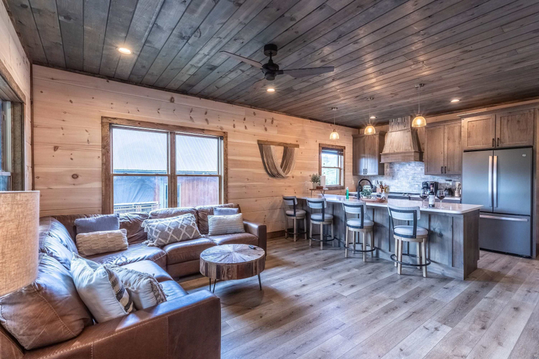 Room 4, New Lux 4 King Suites Gamerm Hot Tub Views, Sevier