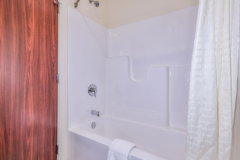 Bathroom 2, Cobblestone Hotel & Suites - Bay Minette, Baldwin
