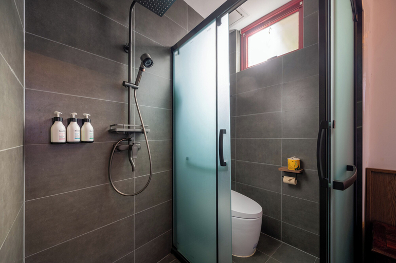 Bathroom 5, Liuli Tile Courtyard Hotel Tian Anmen Wangfujing Houhai, Beijing