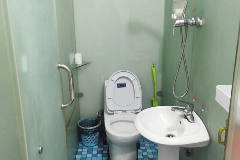 Bathroom 3, YongdengtuloYanglin Inn, Longyan