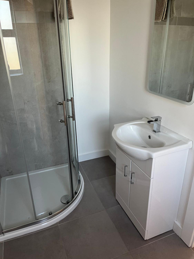 Bathroom 2, An Sean Teach