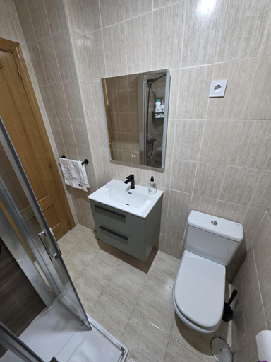 Bathroom 2, Hostal De la Rosa by Parque Warner Madrid, Madrid