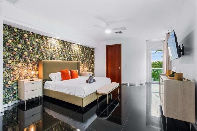 Room 2, Villa Bali Jacuzzi Pool Room, Broward
