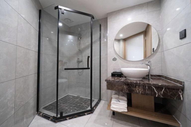 Bathroom 3, Runjia movie hotel, Huzhou
