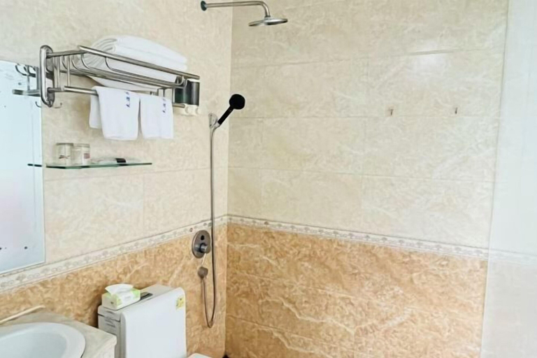 Bathroom, Taiyuan Hostel, Meizhou
