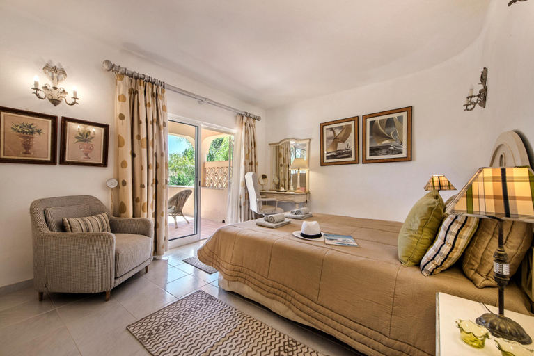 Others 5, 4 Beds., Private Pool, Close To All Amenities, Loulé