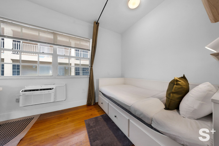Room 2, Beachside 1-BD Retreat - Free Parking, Miami-Dade