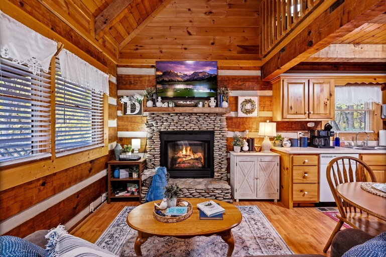 Room 2, Hot Tub View Pool Table Fireplace Honeymoon, Sevier