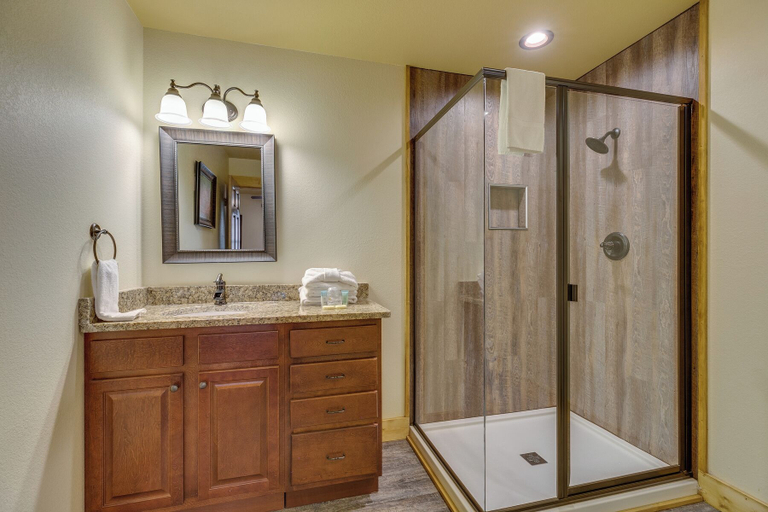 Bathroom 3, Marco Polo, Sevier