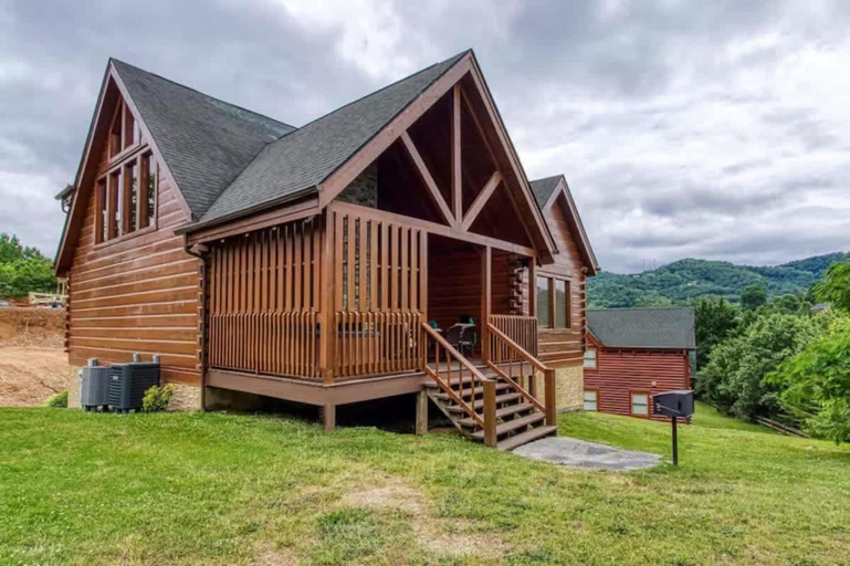 Room 3, Pinewood Lodge by Beyond Expectations With Firepit, Sevier