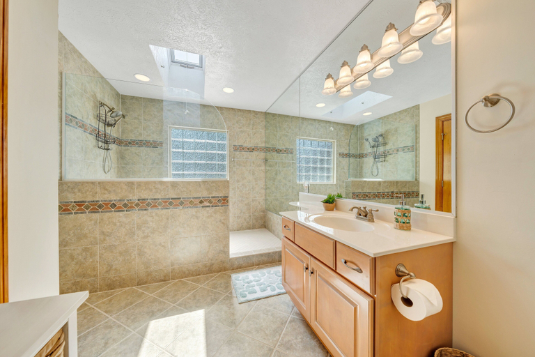 Bathroom 3, Stargaze - Lakefront With Private Dock, Bedford