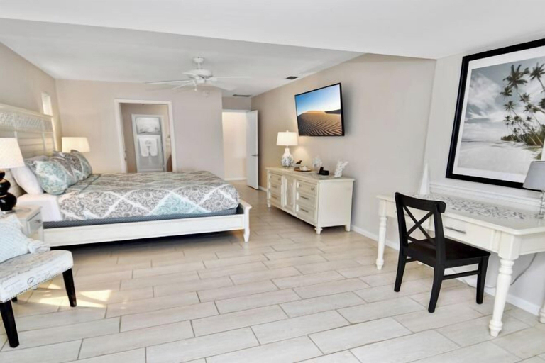 Primary image, Amazing - 4 Bed Billiard Table luxury canal pool, Lee