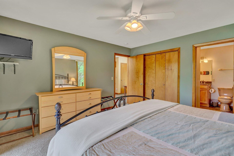 Room 2, Dancing Water - Sleeps 10, Private Dock, Game Room & Hot Tub, Bedford