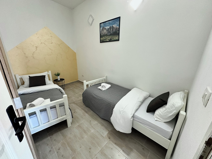 Room 3, Zaliv Apartments