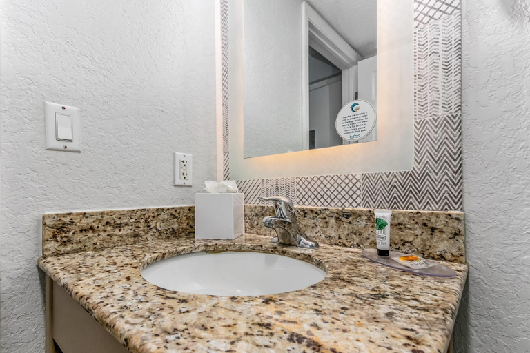 Bathroom 5, Dolphin Sands Clearwater Beach, an Ascend Collection Hotel, Pinellas