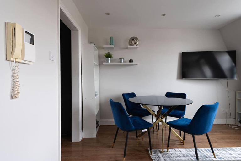 Room 2, Comfy 2 Bed Flat QCE, London