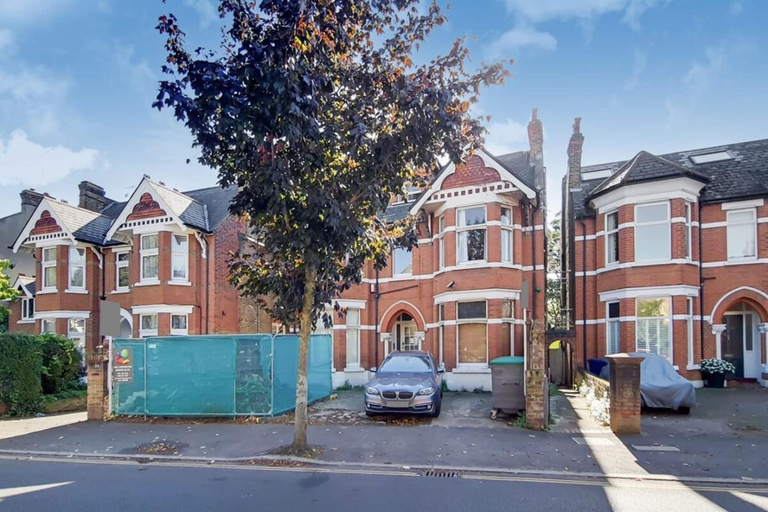 Exterior & Views 2, Apartment w Workspace in Ealing, London