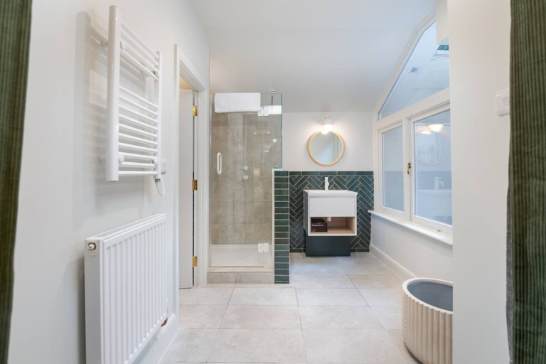 Room 5, Stylish Hyde Park Apartment PS2, London