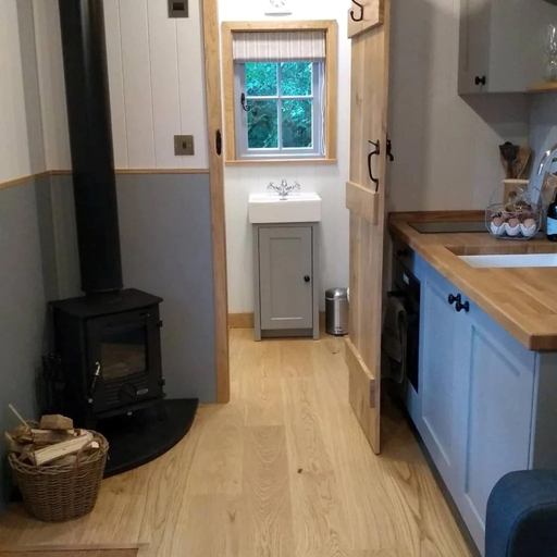 Private kitchen 2, Shepherd's Hut in Sussex With Fire Pit & Wildlife, West Sussex