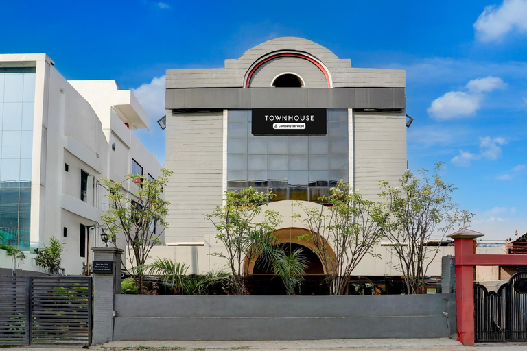 Entrance 2, Super Townhouse Kalmana, Nagpur