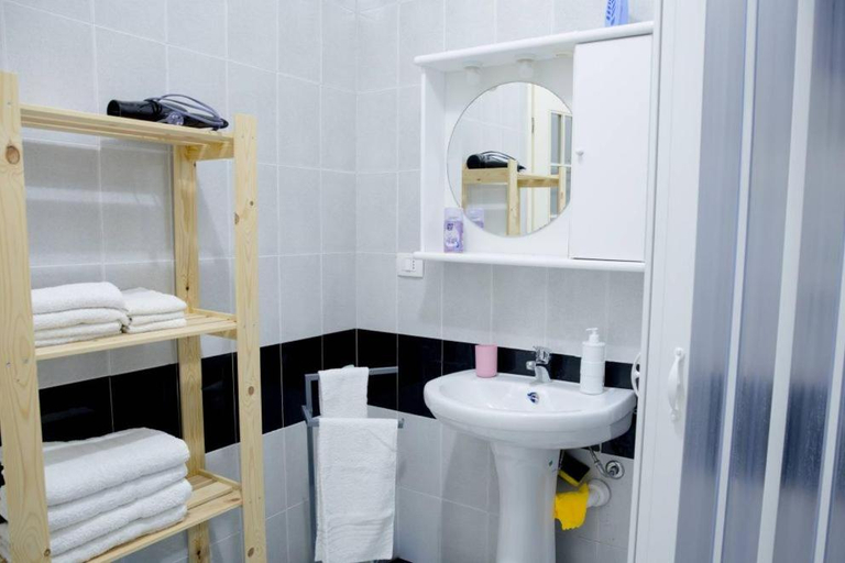 Bathroom 2, Home's Vita, Trapani