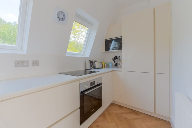 Room 4, Fabulous Apartment with Terrace (RH8), London