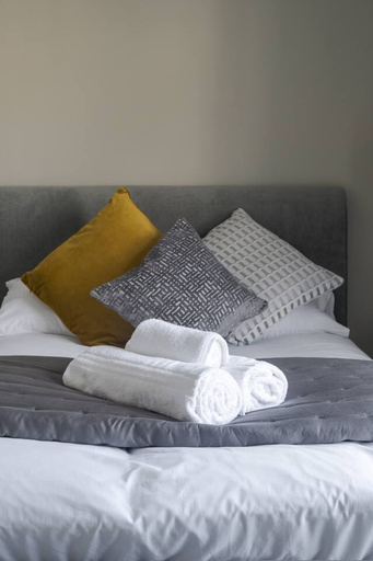 Room 2, Gorgeous Apartment by the Park PS6, London