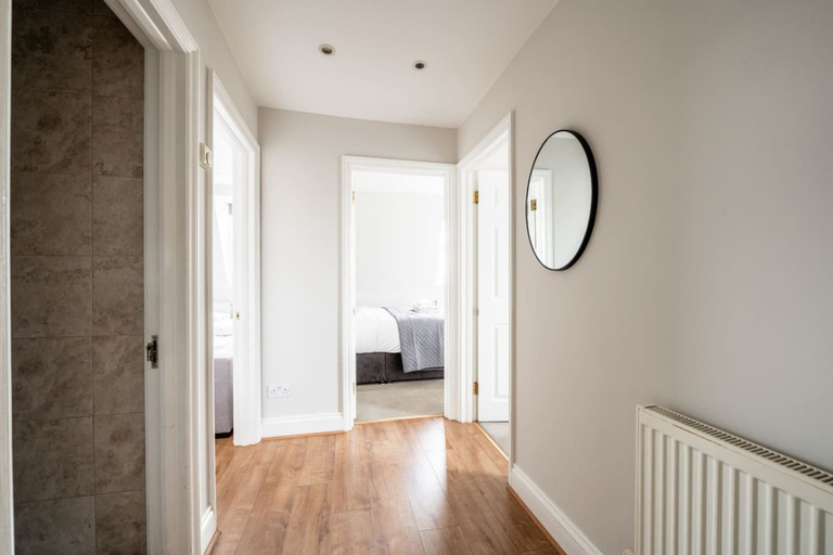 Room 4, Comfy 2 Bed Flat QCE, London