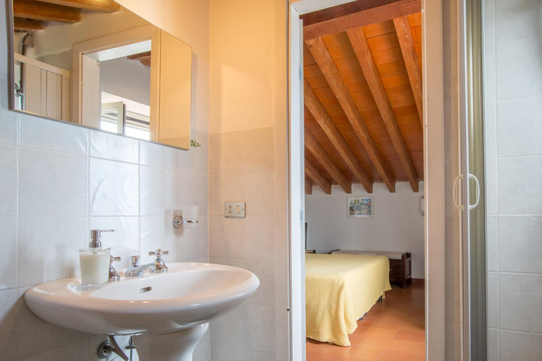 Bathroom 4, Domus Sirenae, Salerno