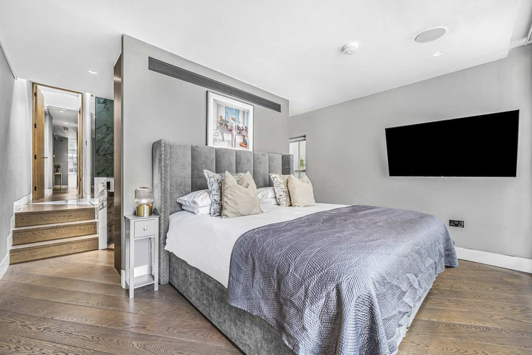Room 5, The Legacy Apartment - Soho - by Frankie, London