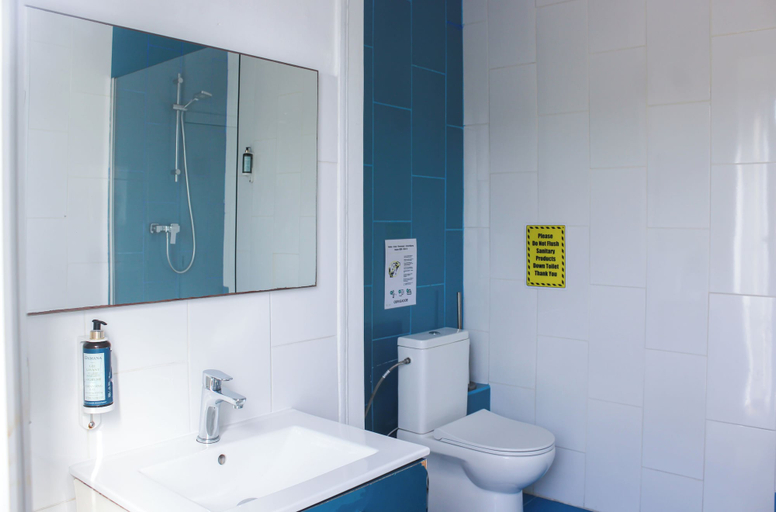 Bathroom 4, The Color Hostel, Lisbon