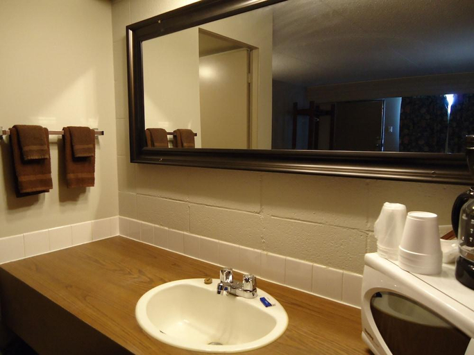 Bathroom 5, Westport Inn, Division No. 19