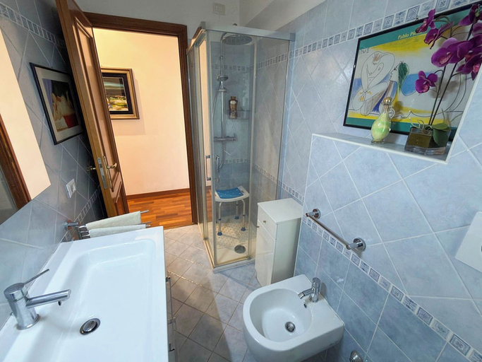 Bathroom 3, Naif, Roma