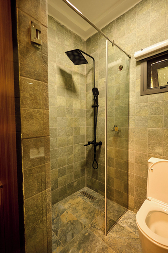 Bathroom 5, Premier Cabins, Accra